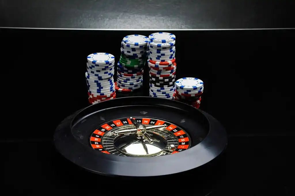Hood vs Wolf roulette table on milan69 slot showing spinning wheel